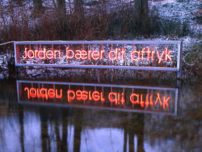 Midt i Arnakkekildens udspring ”Jorden bærer dit aftryk”. (billede 2 af 3)