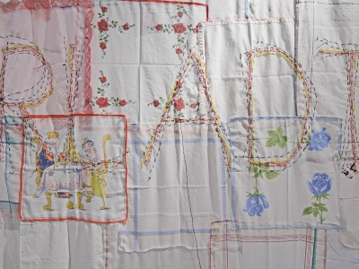 ALT FORLADT. Detalje med de gentagne og endnu ikke afsluttede broderier på et væv af brugte herre-, dame- og børnelommetørklæder.