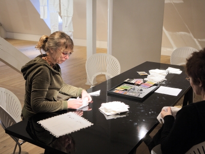 Publikum har taget i mod invitationen til at brodere på de gamle damelommetørklæder. 217 lommetørklæder blev broderet af publikum.