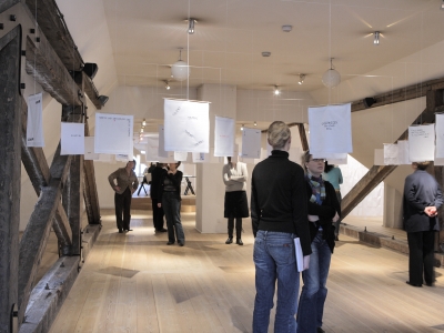 Publikum lytter til lydnoterne og læser de håndbroderede tekster.