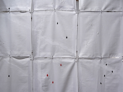 Håndbroderede tårer fra trekantrummet.