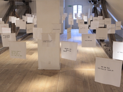 Enkelthængende, bevægelige, nye damelommetørklæder med håndbroderede tekster.