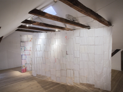 En side af trekantrum med de gamle damelommetørklæder.